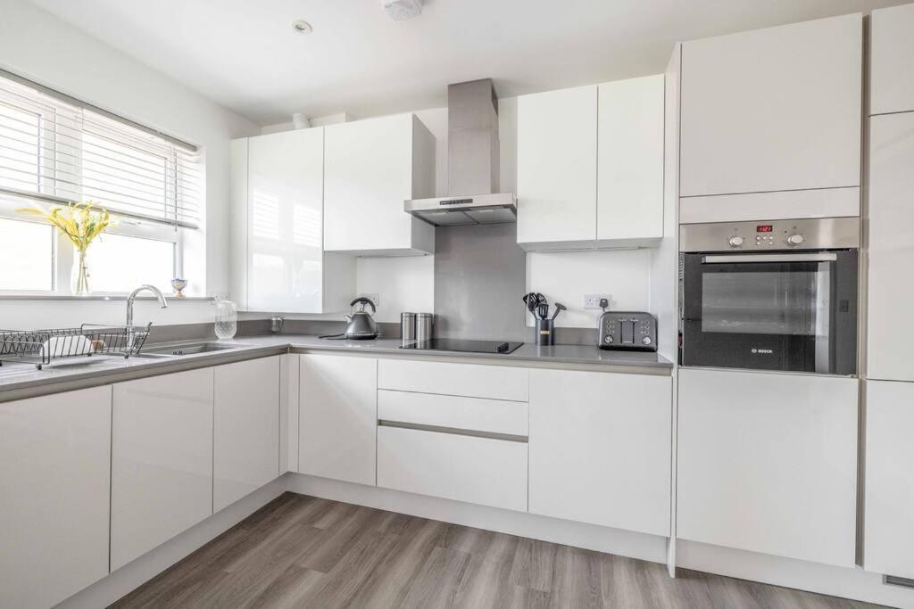 Stylish Home @ Virginia Water Lake & Free Parking Englefield Green Ngoại thất bức ảnh