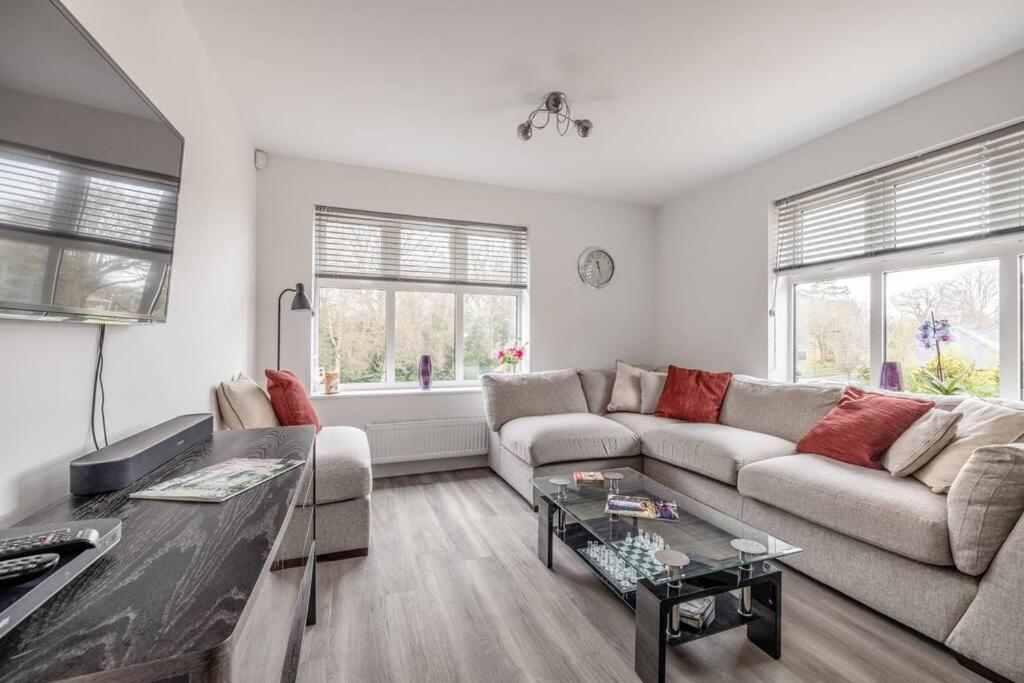 Stylish Home @ Virginia Water Lake & Free Parking Englefield Green Ngoại thất bức ảnh