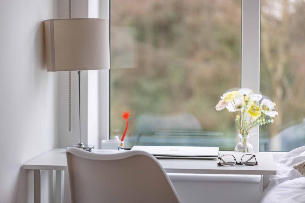 Stylish Home @ Virginia Water Lake & Free Parking Englefield Green Ngoại thất bức ảnh