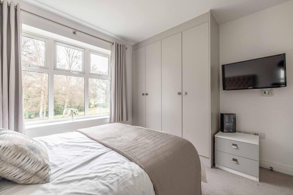 Stylish Home @ Virginia Water Lake & Free Parking Englefield Green Ngoại thất bức ảnh