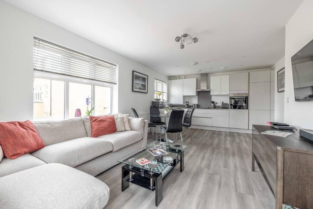 Stylish Home @ Virginia Water Lake & Free Parking Englefield Green Ngoại thất bức ảnh