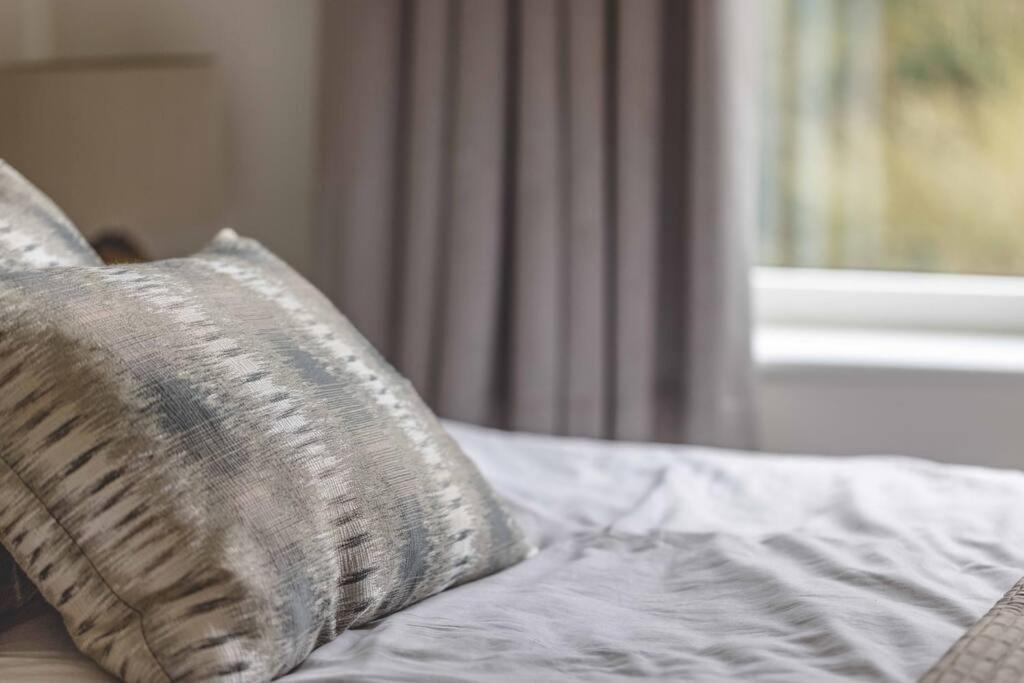 Stylish Home @ Virginia Water Lake & Free Parking Englefield Green Ngoại thất bức ảnh